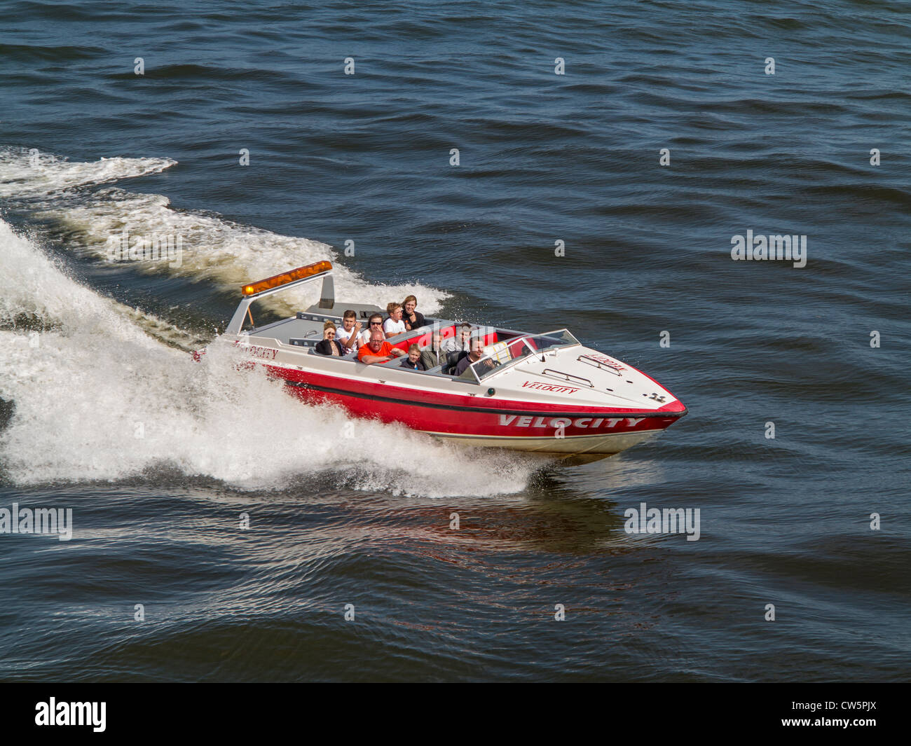 Speedboat Velocity entrando in porto di Whitby Yorkshire Regno Unito Foto Stock