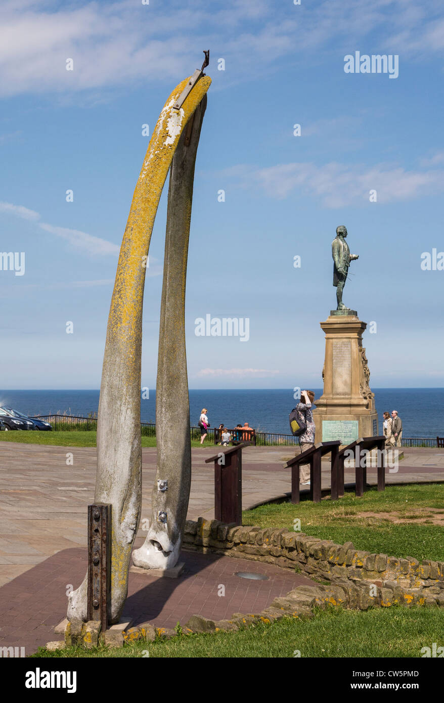 Whalebone Arch e Captain Cook statua West Cliff Whitby Yorkshire Regno Unito Foto Stock