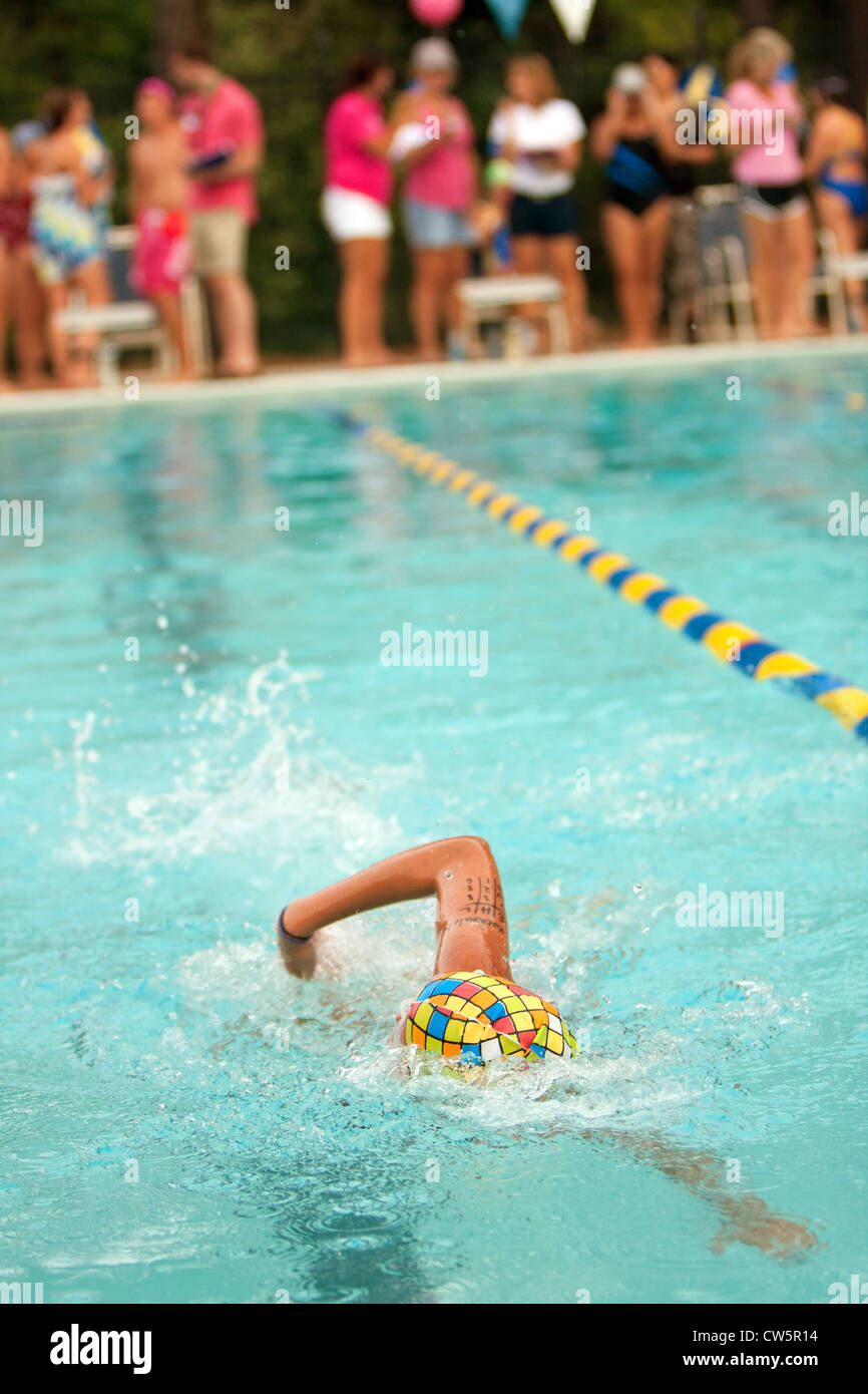 La gioventù nuotatore compete nel quartiere Swim Meet Foto Stock