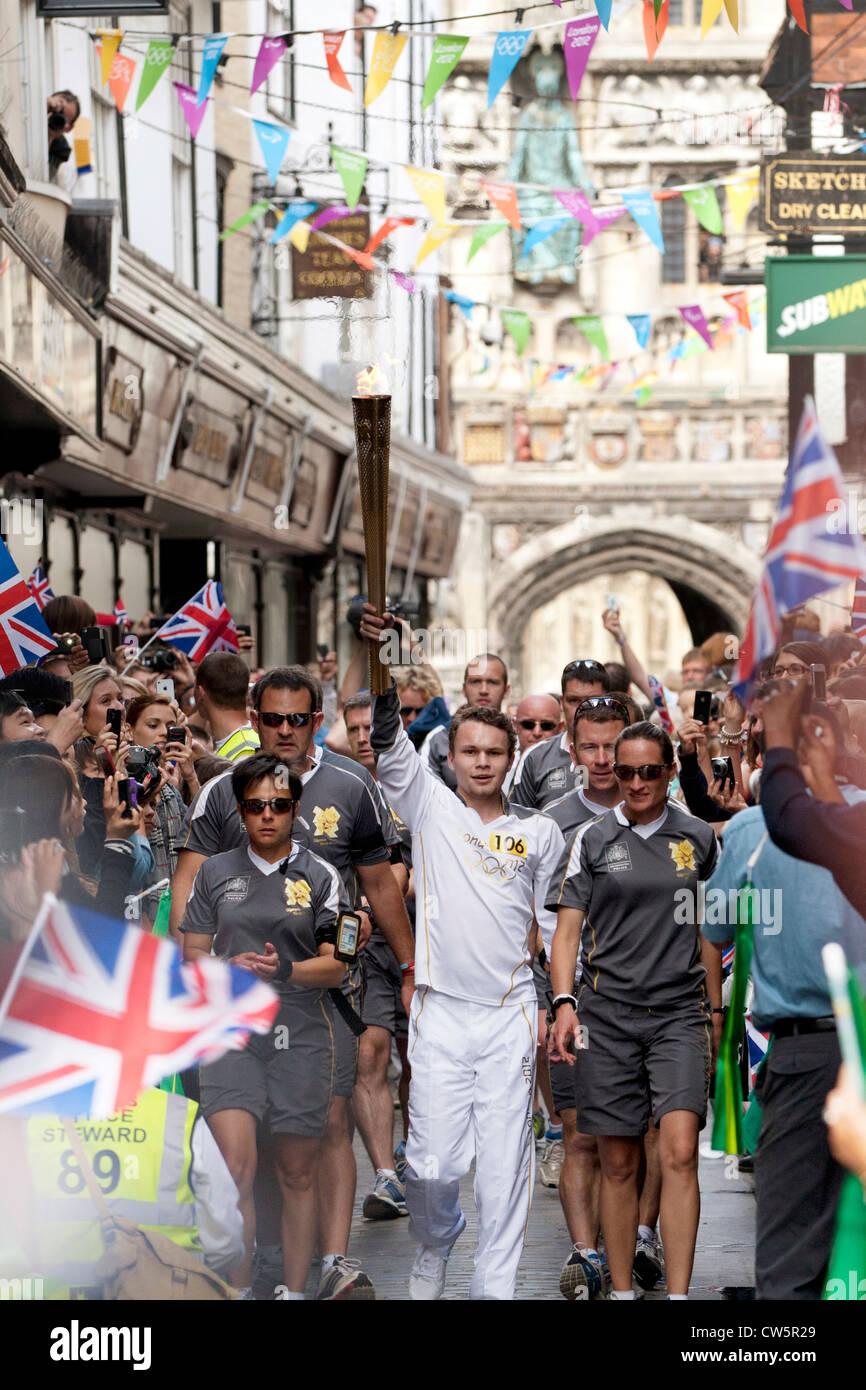Torcia olimpica processione proviene dalla cattedrale, Canterbury Kent Foto Stock