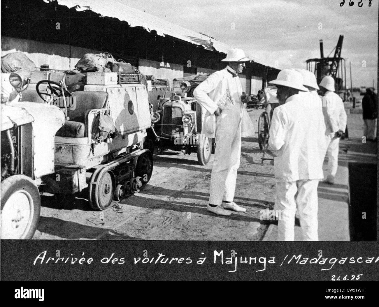 La Citroën " nero " Crociera : le vetture arrivano in Majunga, Madagascar il 21 giugno 1925. Foto Stock