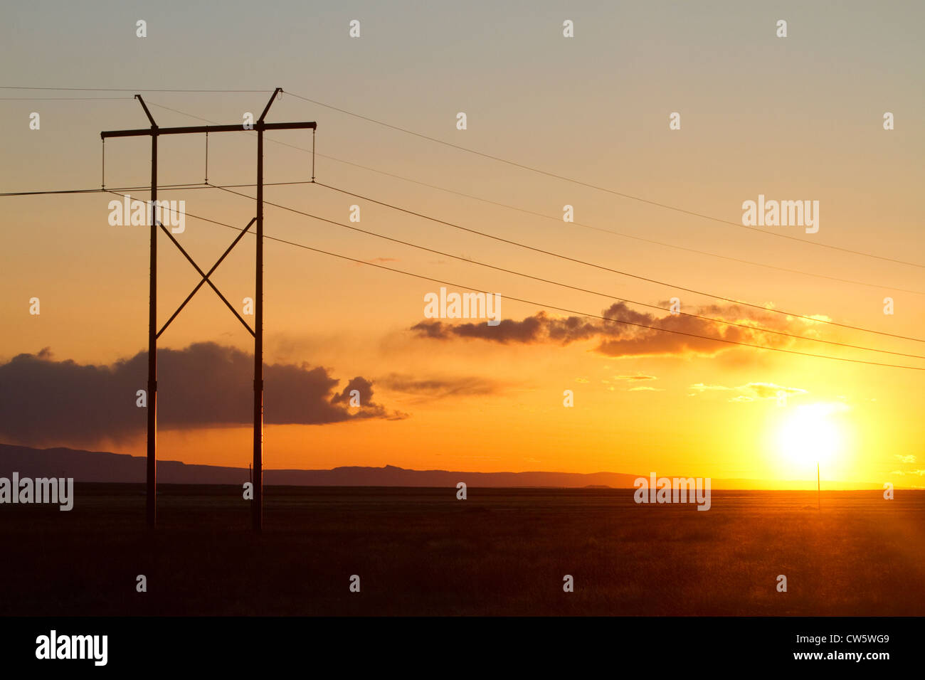 Linee di trasmissione di potenza elettrica al tramonto a est di Boise, Idaho, Stati Uniti d'America. Foto Stock