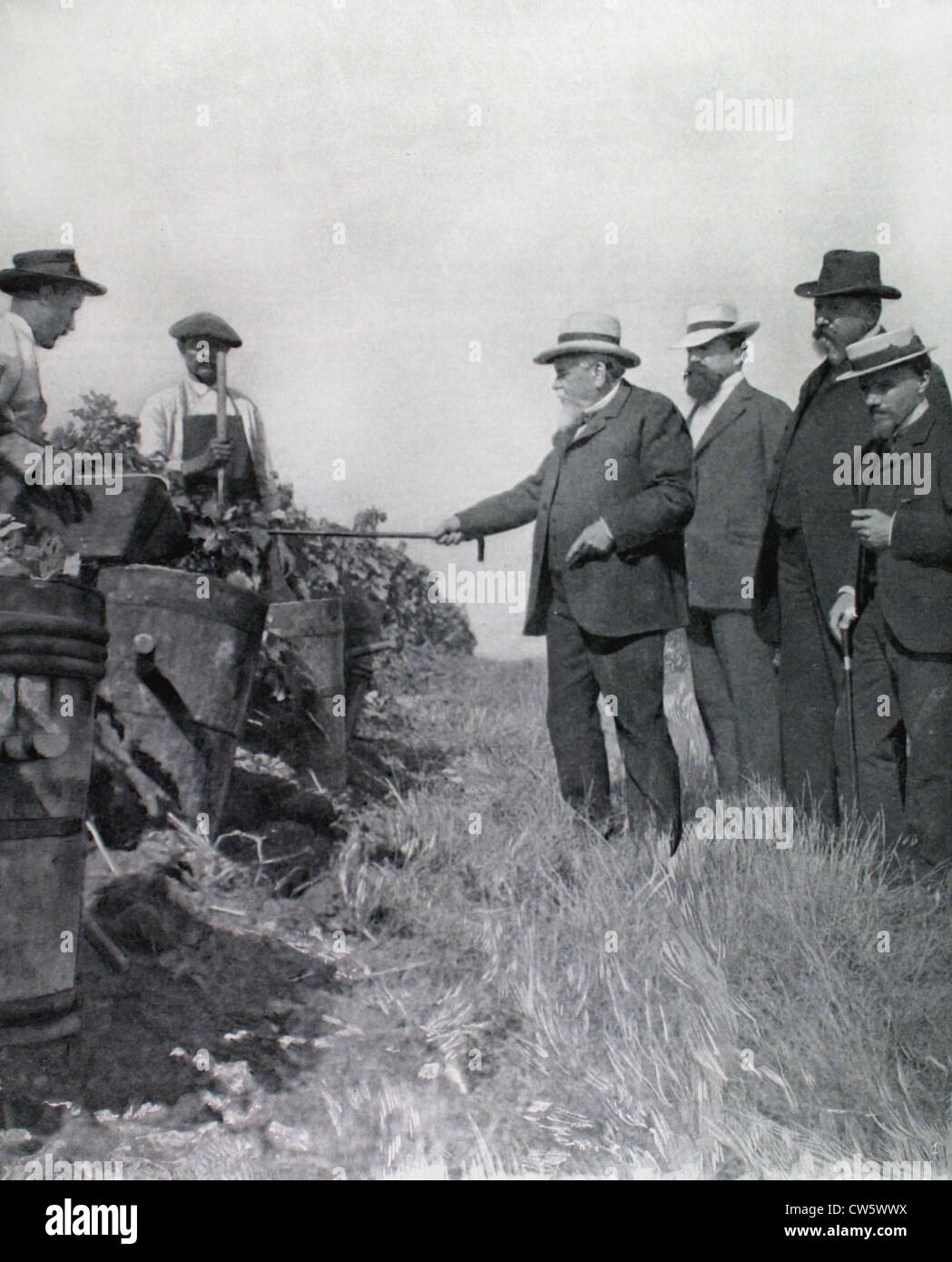 Il presidente della repubblica, M. Fallières, supervisionando la vendemmia della sua vigna (1906) Foto Stock