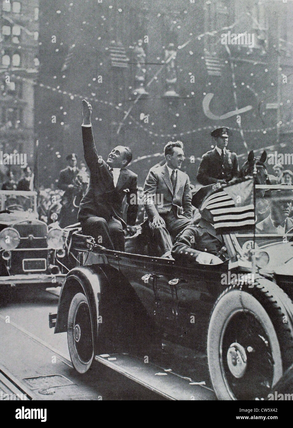 I piloti francesi Costes Bellonte sventolano al tifo folla su Broadway loro furono i primi piloti a volare da Parigi a New York nonstop Foto Stock