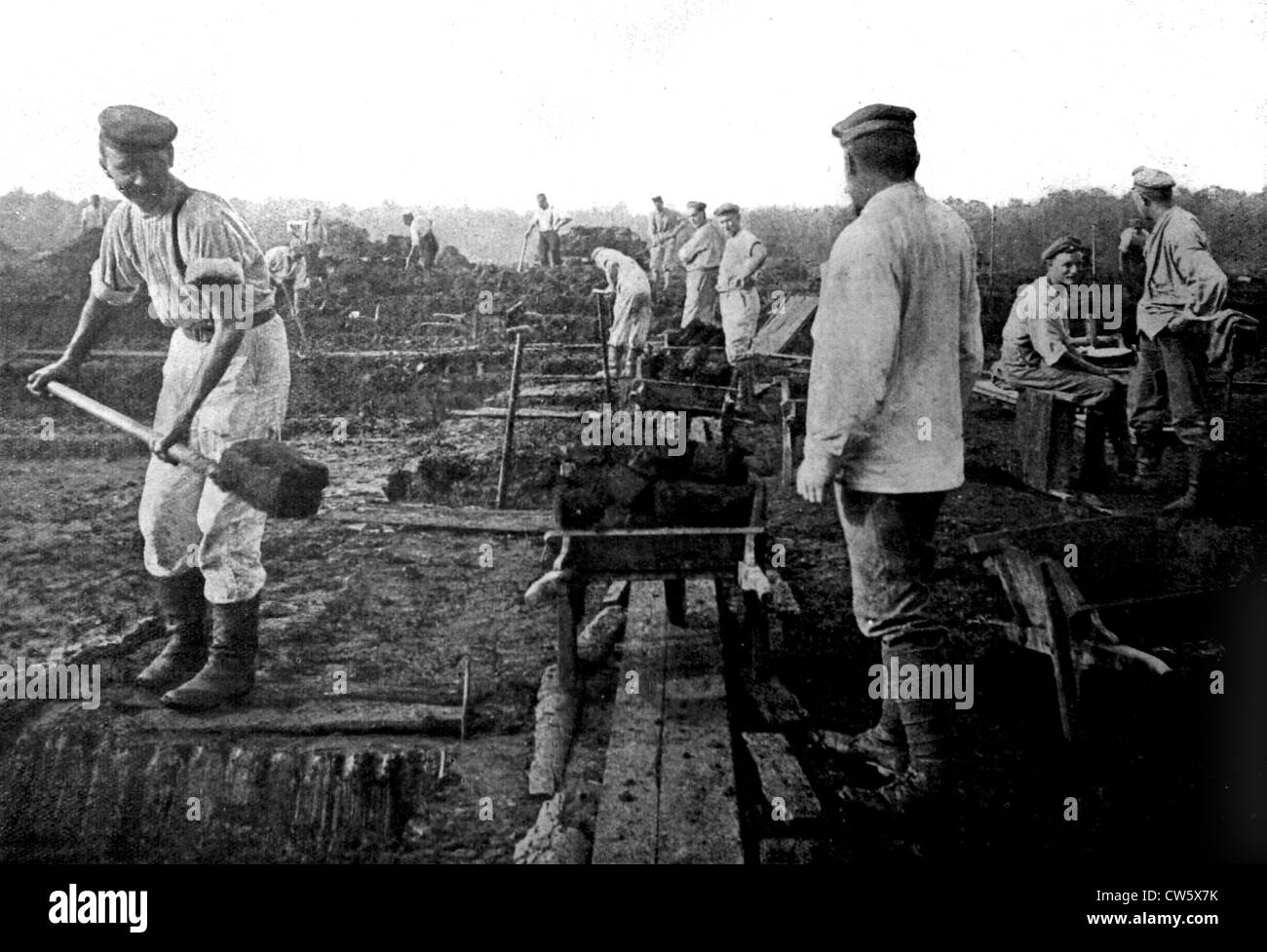 Guerra mondiale I. prigionieri tedeschi di scavare fino la torba in Haute-Saône (1918) Foto Stock