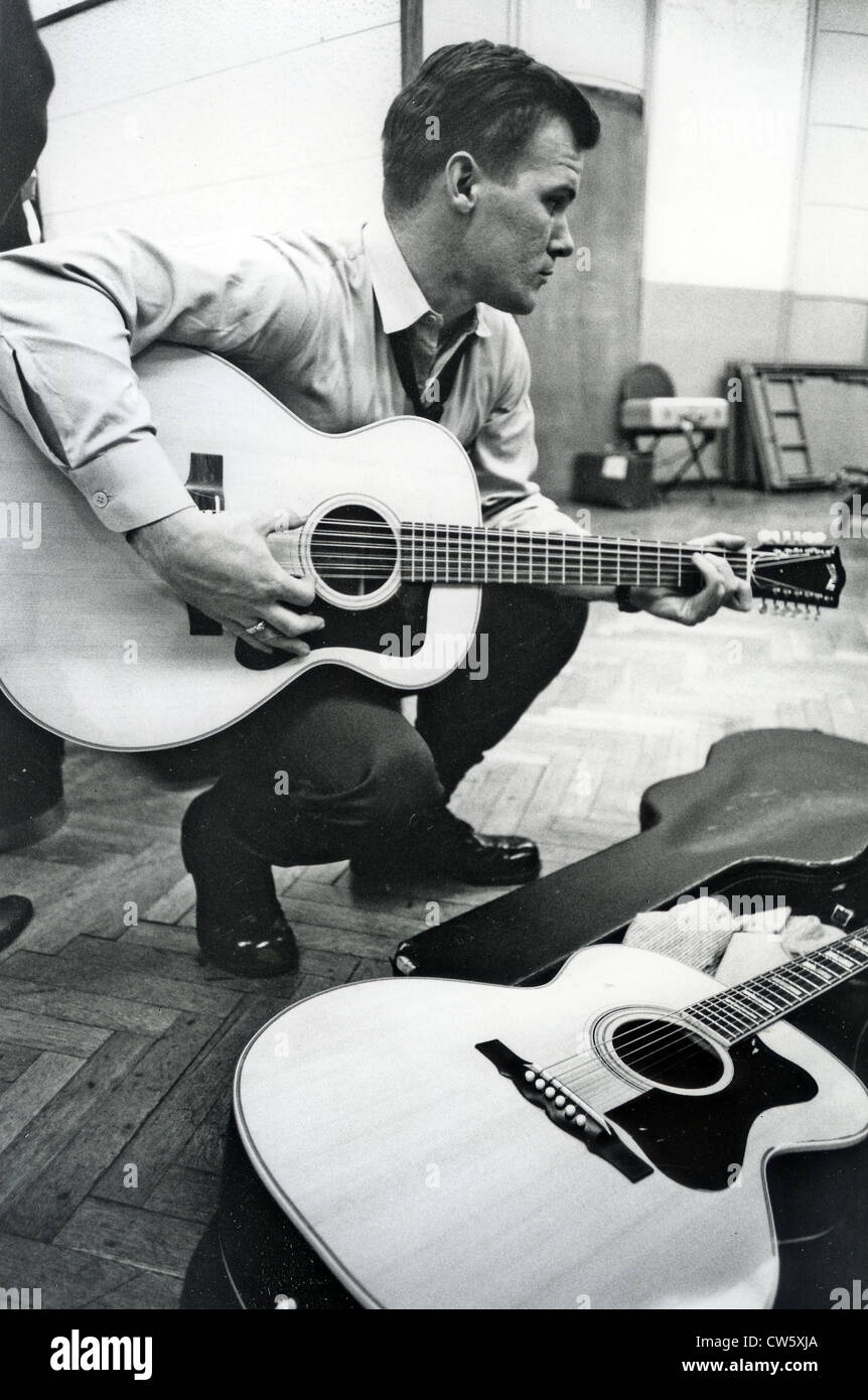 BARRY SADLER (1940-1987) US Army ex-combat medic la registrazione della sua 'ballate dei berretti verdi' nell'RCA studios nel 1966 Foto Stock