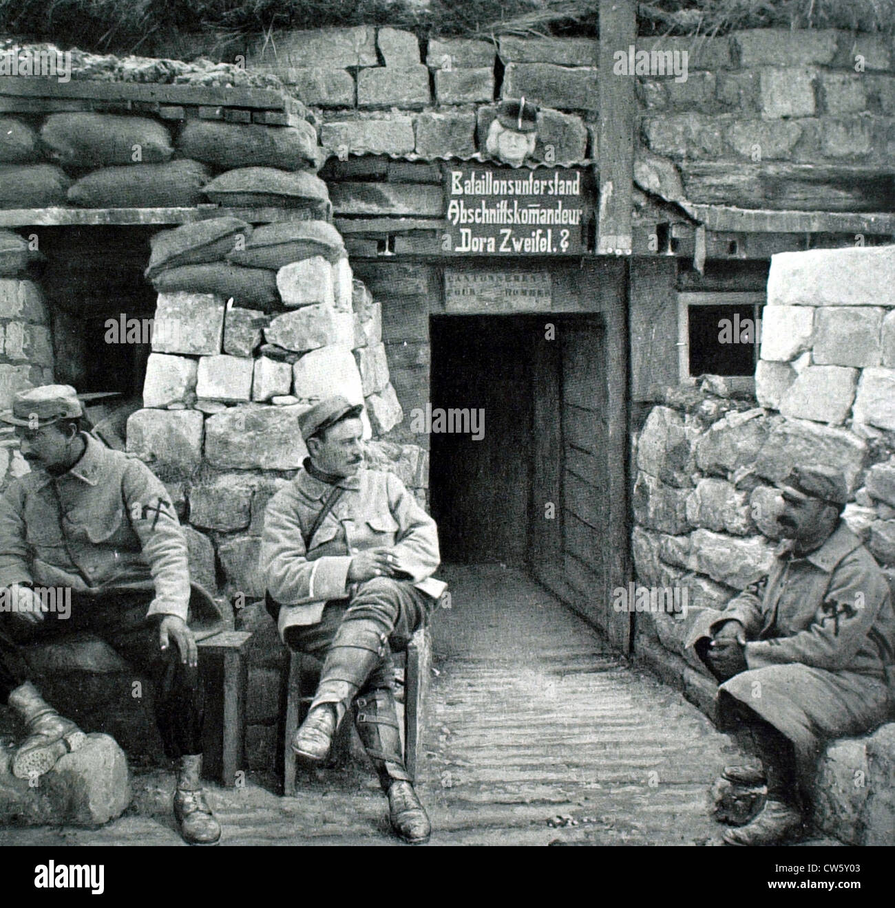 Guerra mondiale I. Il Francese per i vigili del fuoco di fronte a German Underground post in Carency Foto Stock