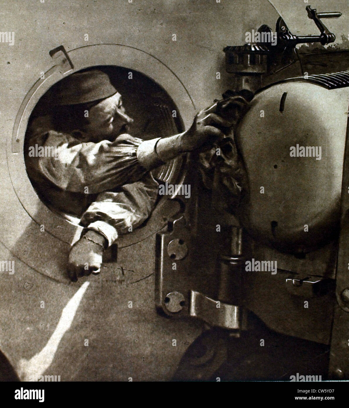 Guerra mondiale I. Un uomo in un foro di un 400-pistola mm Foto Stock