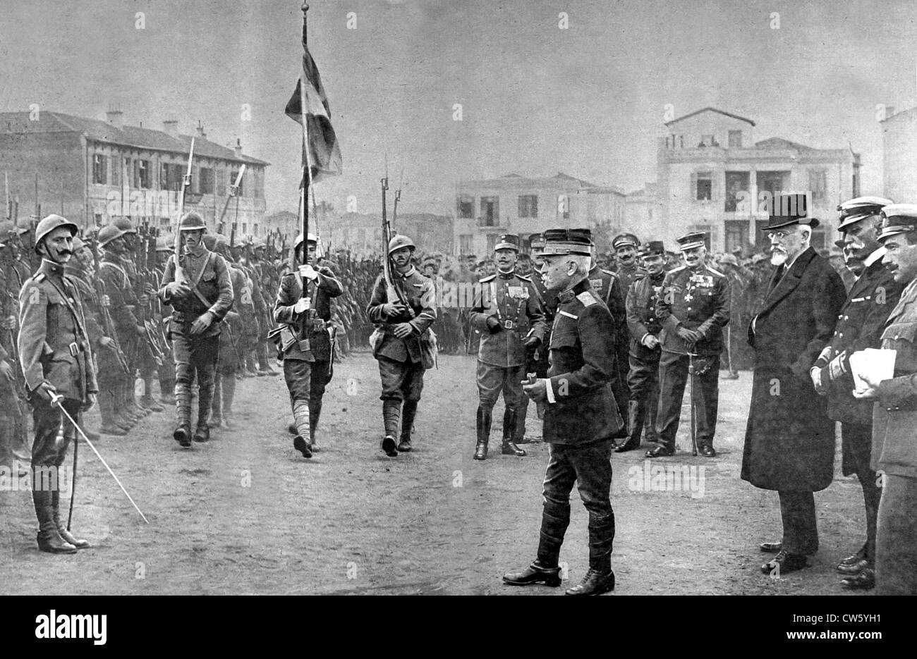 Guerra mondiale I. Presentazione di bandiera per le truppe greche di Salonicco, pronto per partire per il fronte Foto Stock