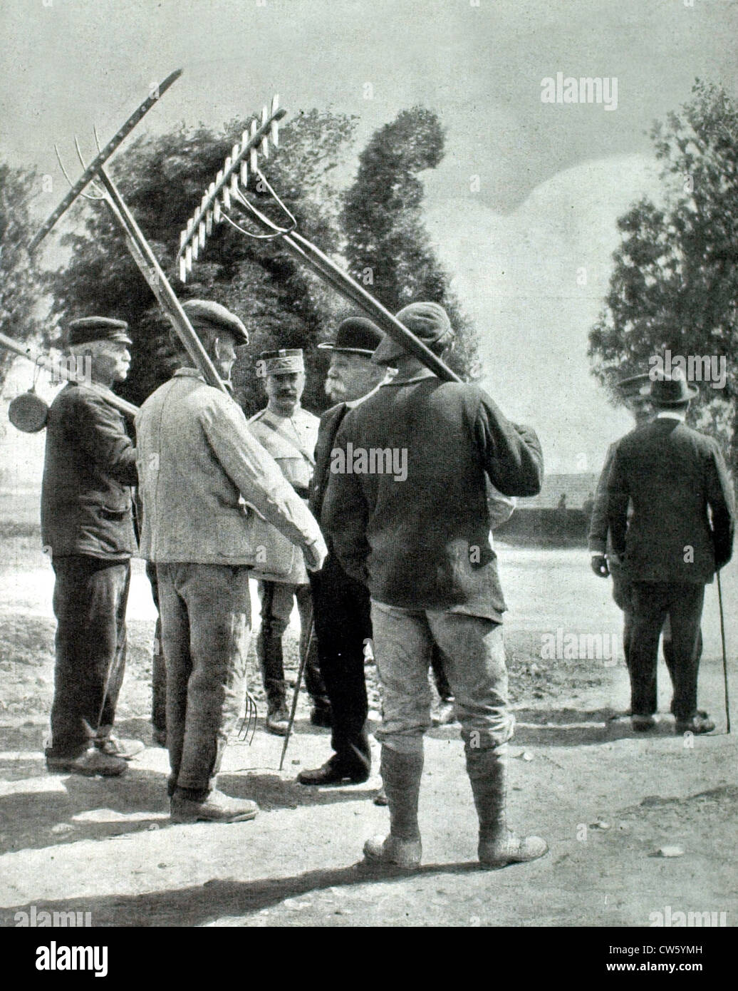 Prima Guerra Mondiale il presidente francese Clemenceau a parlare con gli agricoltori da un villaggio vicino alla parte anteriore Foto Stock