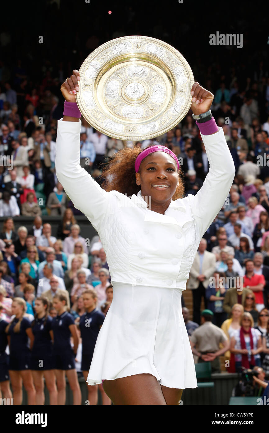 Serena Williams (USA) con trofeo, Wimbledon 2012, Inghilterra, Foto Stock