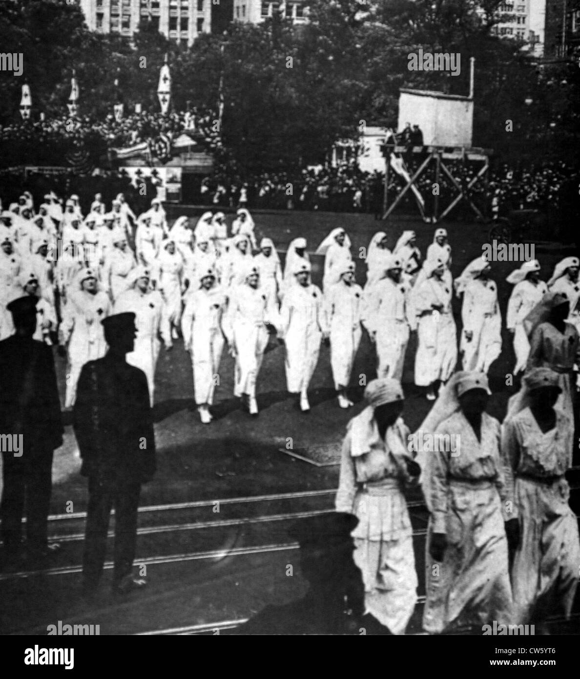 Guerra mondiale I. Riesame delle dame della Croce Rossa, iscritti come infermiere nell'esercito americano a New York Foto Stock