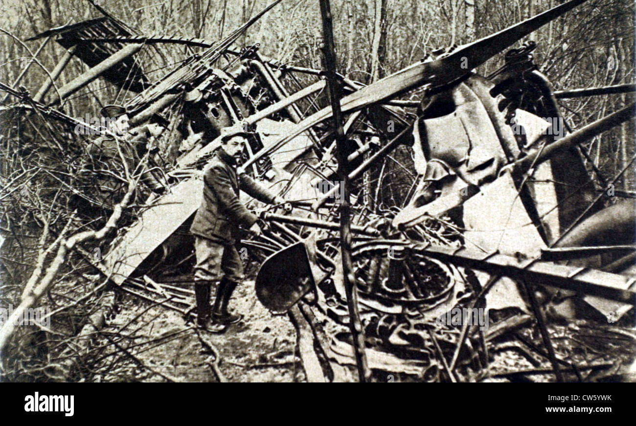 Guerra mondiale I. Un tedesco "Gotha" abbattuto nell'Etrépilly boschi, vicino a Château-Thierry Foto Stock