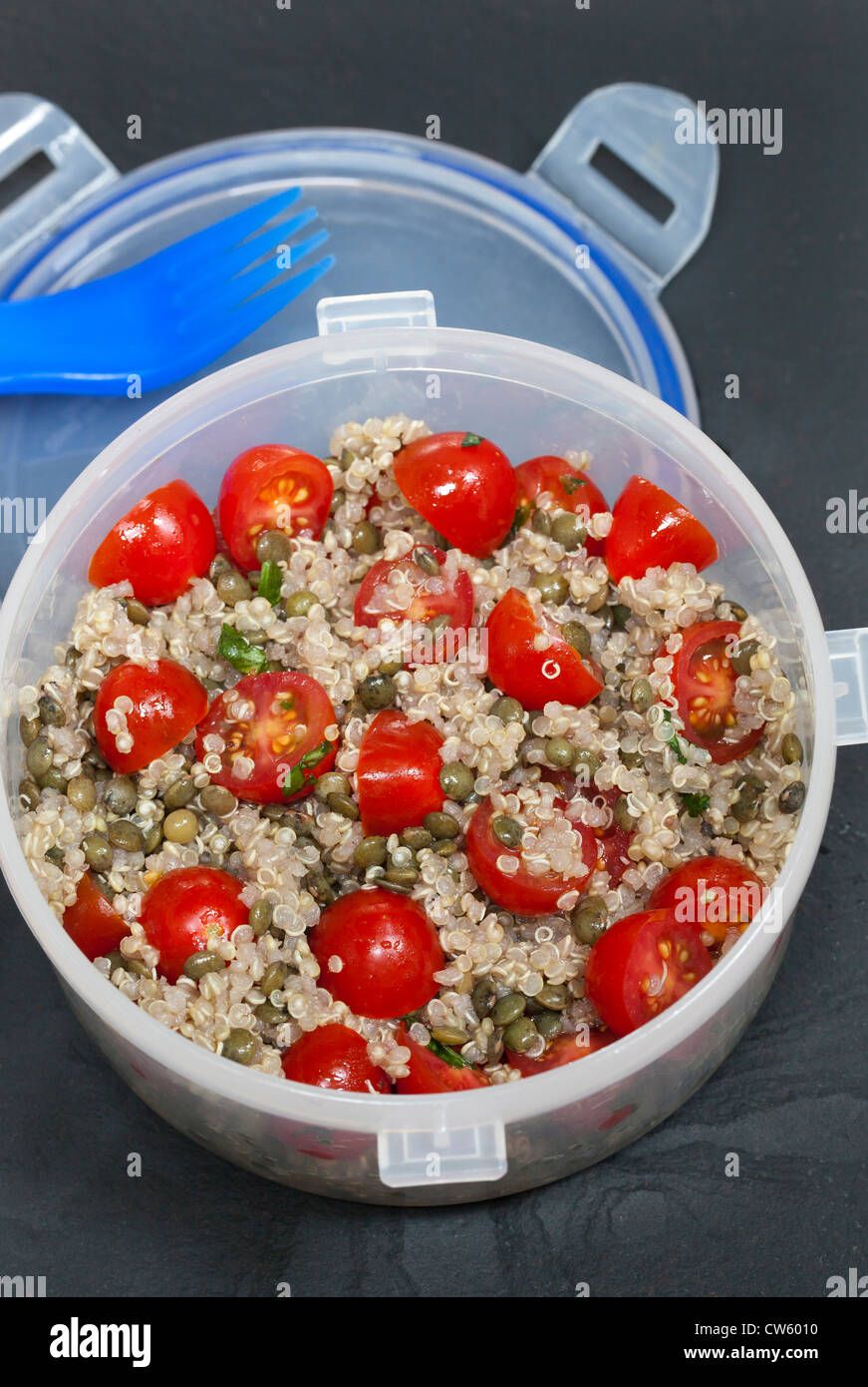 Pranzo Il pranzo insalata di quinoa le lenticchie e i pomodori ciliegia Foto Stock