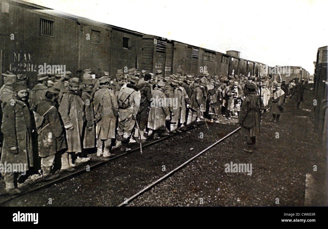 Guerra mondiale I. prigionieri serbi in Ungheria, in procinto di essere adottate all'interno del paese (1915) Foto Stock