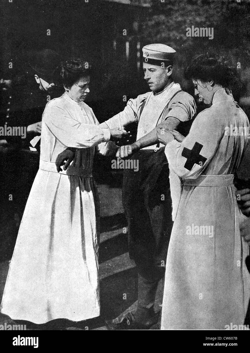 Guerra mondiale I. infermieri belga di trattare un prigioniero tedesco (1914) Foto Stock