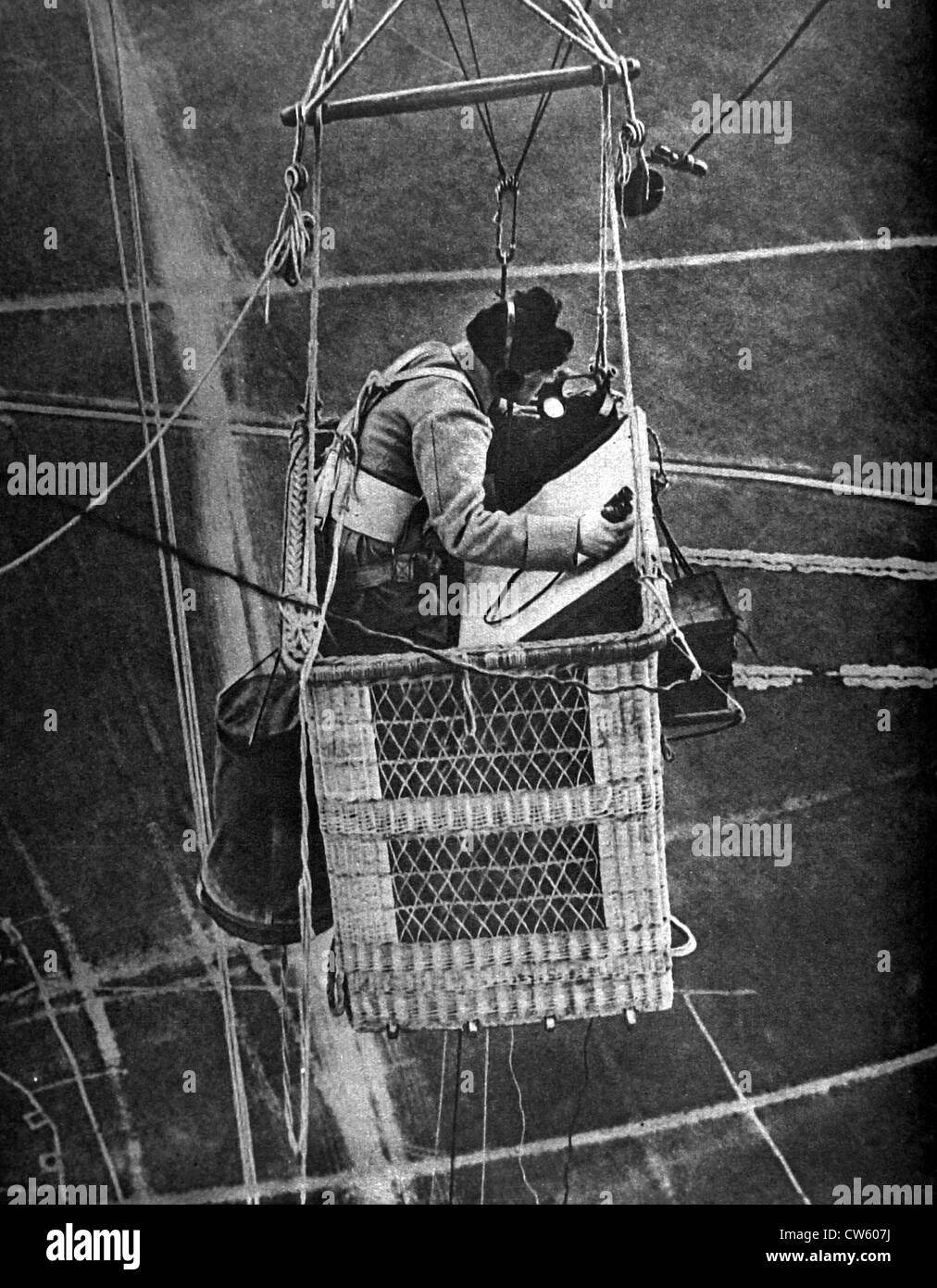 Guerra mondiale I. L'osservatore di un captive hot air ballon chiamato 'Sausage' telefonare nelle sue osservazioni (1917) Foto Stock
