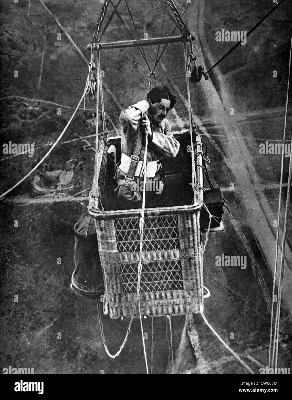 Guerra mondiale I. L'osservatore di un captive hot air ballon chiamato 'Sausage' controllare le cinghie del suo paracadute (1917) Foto Stock