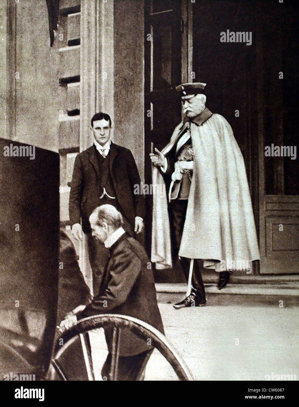 Guerra mondiale I. principe von Bülow lasciando l'Ambasciata Tedesca di Roma (1915) Foto Stock