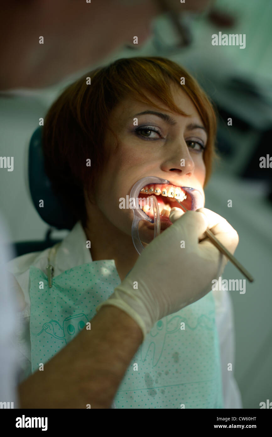 Dentista fornisce bretelle dentale paziente Foto Stock