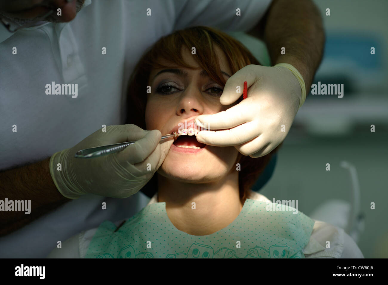 Dentista fornisce bretelle dentale paziente Foto Stock