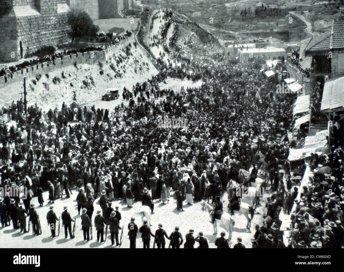 Pellegrinaggio arabo a 'Nébi Moussa' (il profeta Mosè) passando sotto le mura di Gerusalemme (1930) Foto Stock