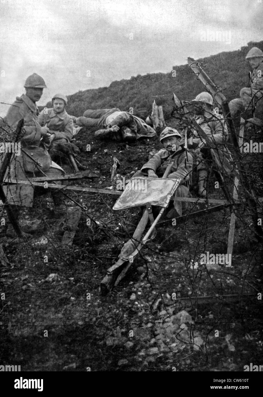 Prima guerra mondiale i soldati in appoggio sul pendio di una collina 119, Affacciato Souchez Foto Stock