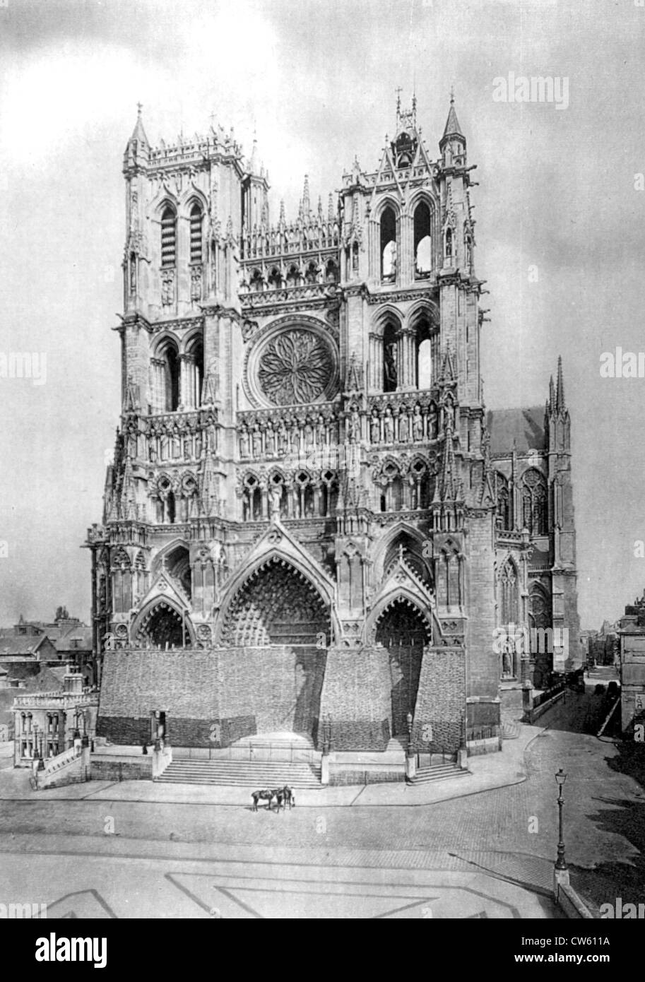 Guerra mondiale I. La cattedrale di Amiens protetti da sacchi di sabbia (1918) Foto Stock