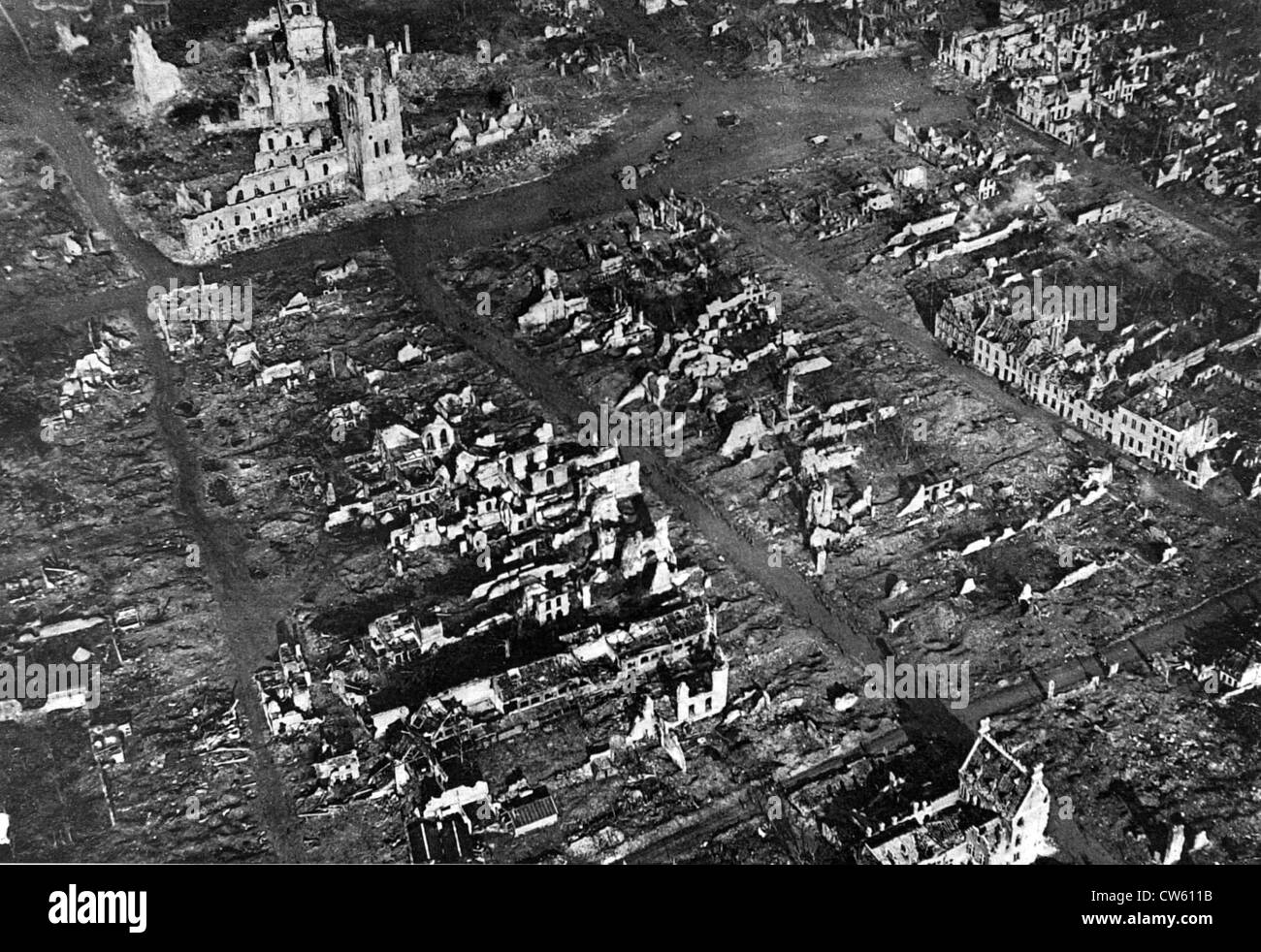 Guerra mondiale I. vista aerea della città di Ypres in rovine (1918) Foto Stock