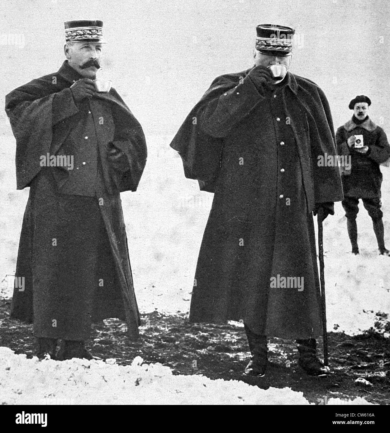 Guerra mondiale I. Generals Joffre Dubail sorseggiando caffè con la montagna di fanti in corso tour lungo la nuova frontiera Alsazia (1915) Foto Stock