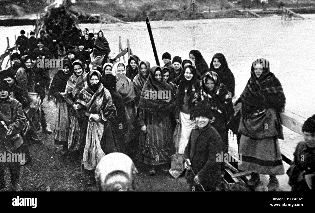 Guerra mondiale I. Sulla congelati Dniester, i russi usano le donne per la manutenzione dei ponti di legno (1915) Foto Stock