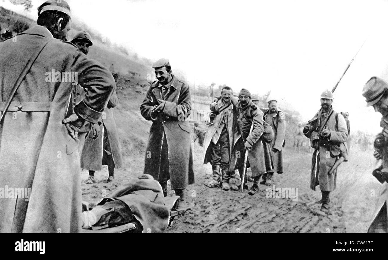 Guerra mondiale I. In Champagne, dopo la battaglia, normodotati aiutare i detenuti feriti soldati francesi a raggiungere un ambulanza (1915) Foto Stock