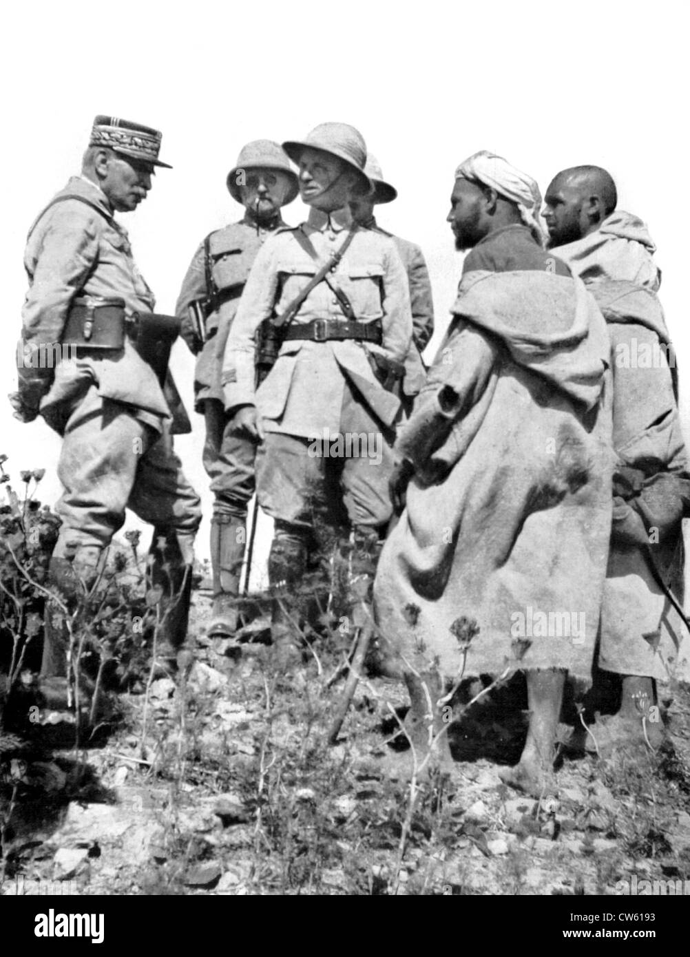 Rif guerra. Durante la battaglia il 26 agosto 1925 due Oulai Haddou emissari venuti a vedere Generale Boichut a fare di lui offre la presentazione Foto Stock
