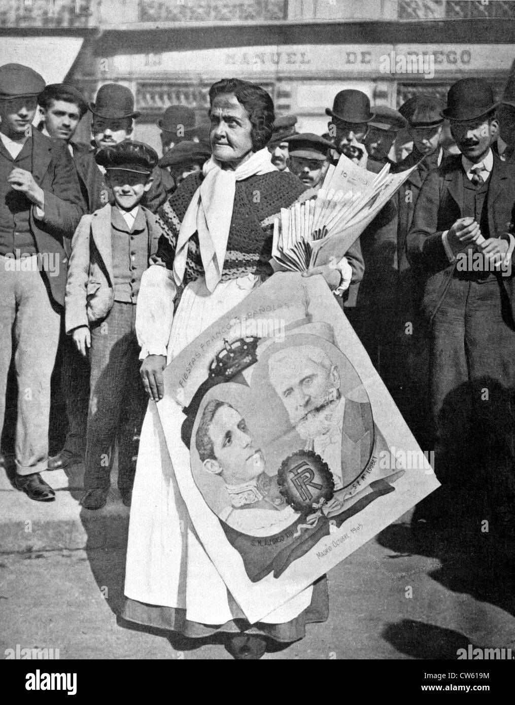Per le strade di Madrid, una donna vendita di quotidiani e immagini popolari (1905) Foto Stock