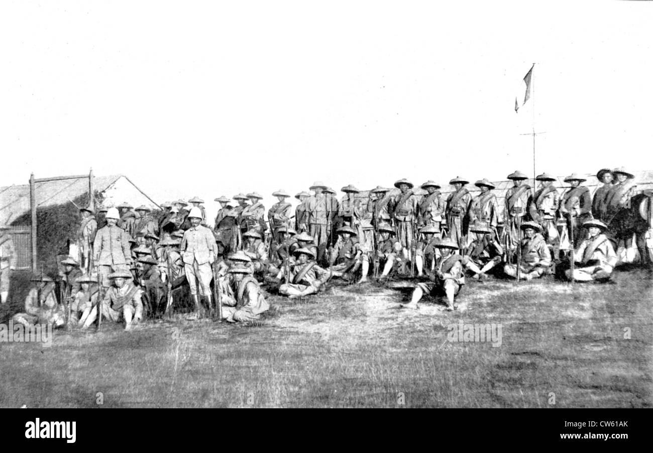 Milizia cinese, con gli ufficiali della Marina Militare francese di fanteria, a Kouang-Tcheou (1900) Foto Stock