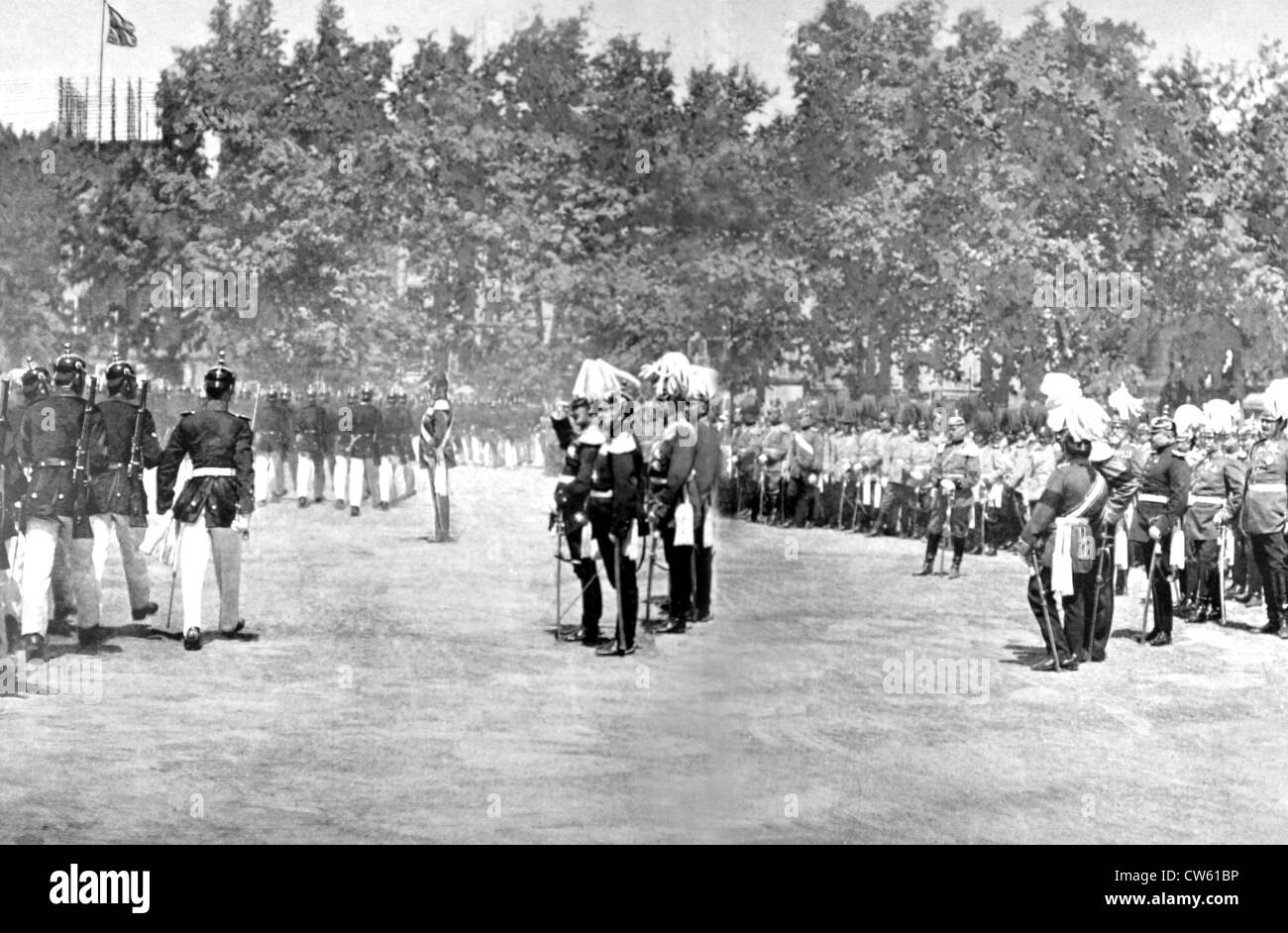 Il dodicesimo reggimento di artiglieria sfilando davanti a Frederic agosto, Re di Sassonia, sulla spianata di Metz (23 giugno 1905) Foto Stock