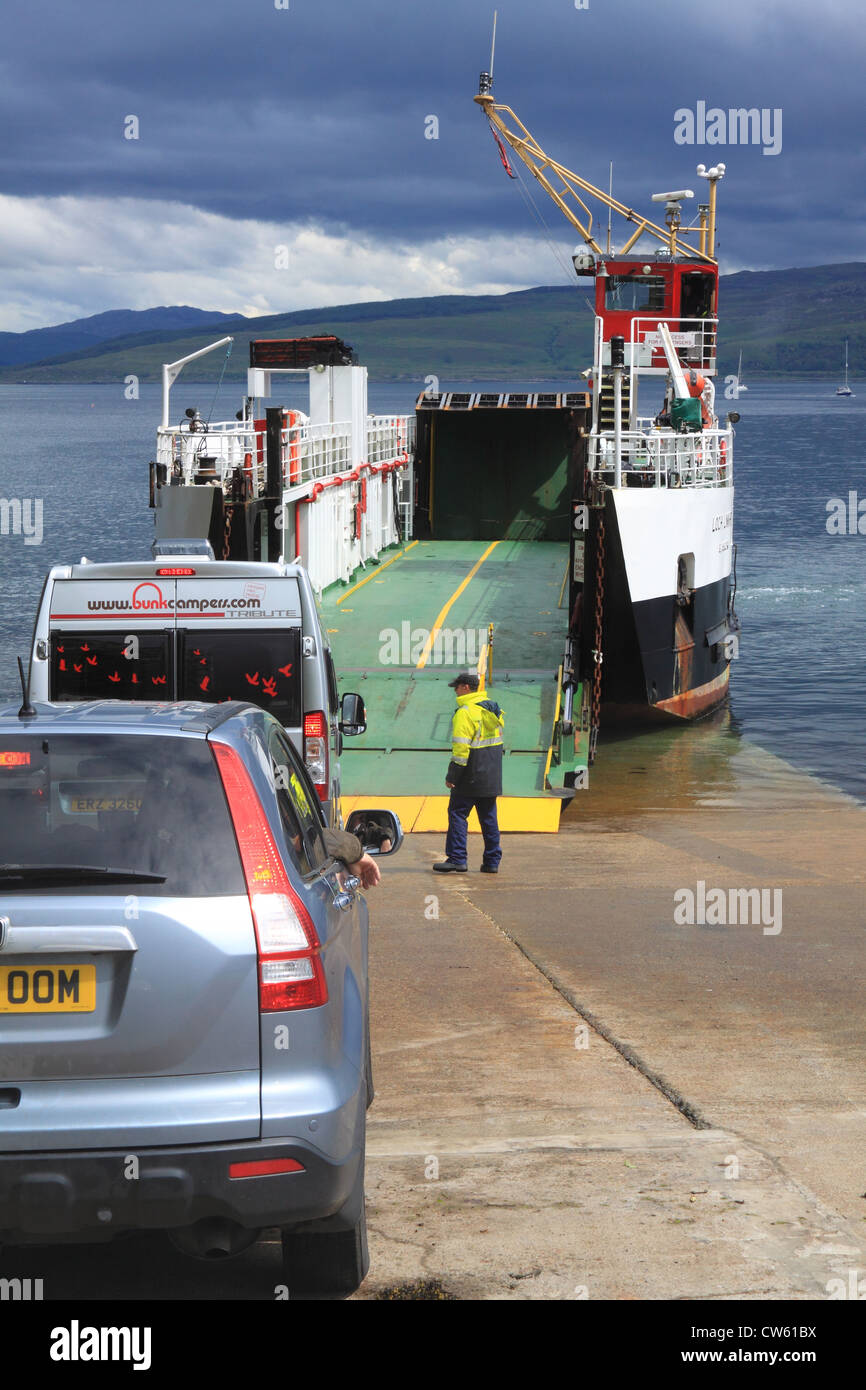 I veicoli di salire a bordo del traghetto di piccole dimensioni a Tobermory, Isle of Mull, legato per Kilchoan, Scozia Foto Stock