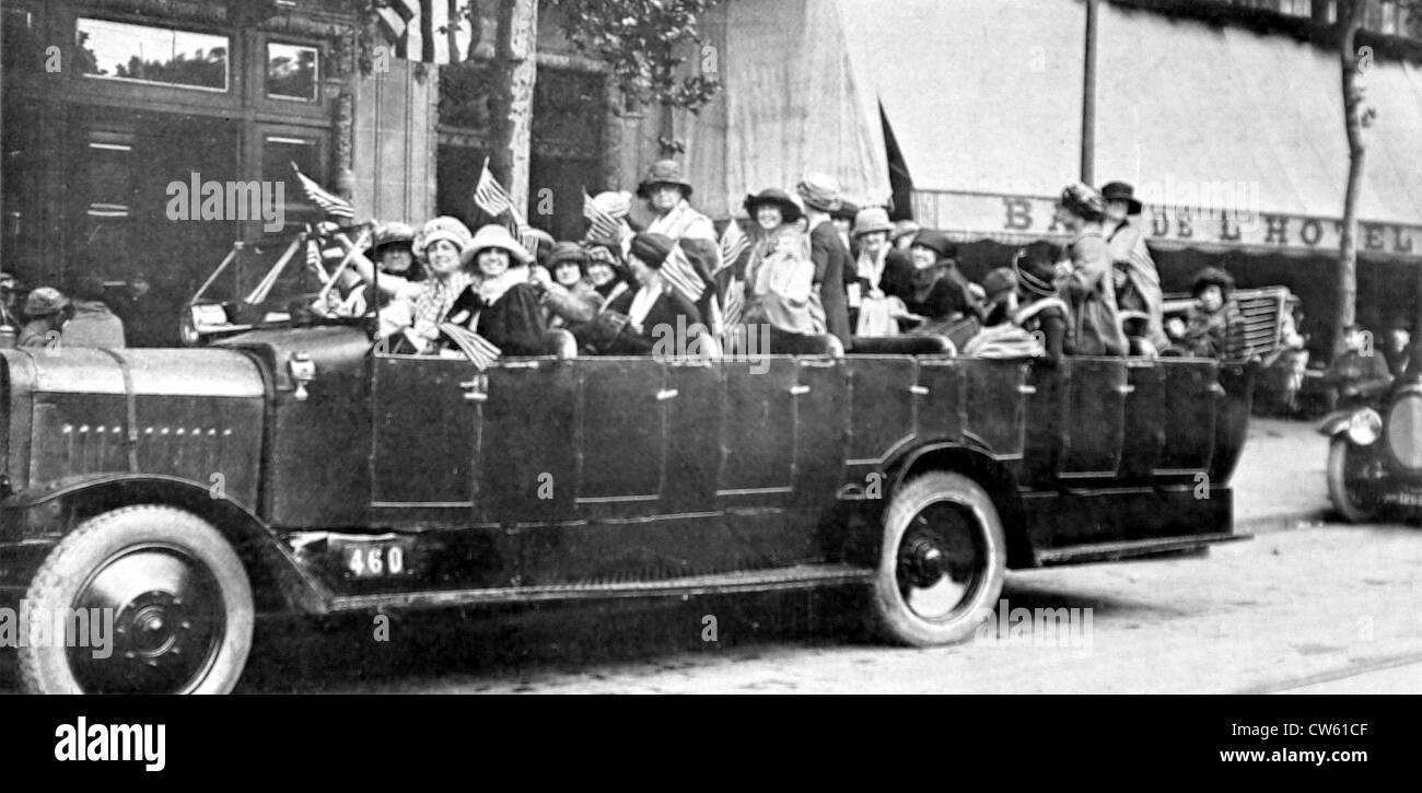 Parigi. Un pullman americano delegazione femmina 'buona volontà' che è venuto ad aiutare le zone devastate dalla I Guerra Mondiale (Agosto 1922) Foto Stock