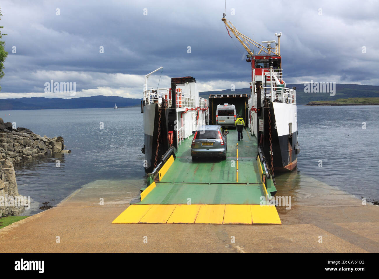 I veicoli di salire a bordo del traghetto di piccole dimensioni a Tobermory, Isle of Mull, legato per Kilchoan, Scozia Foto Stock