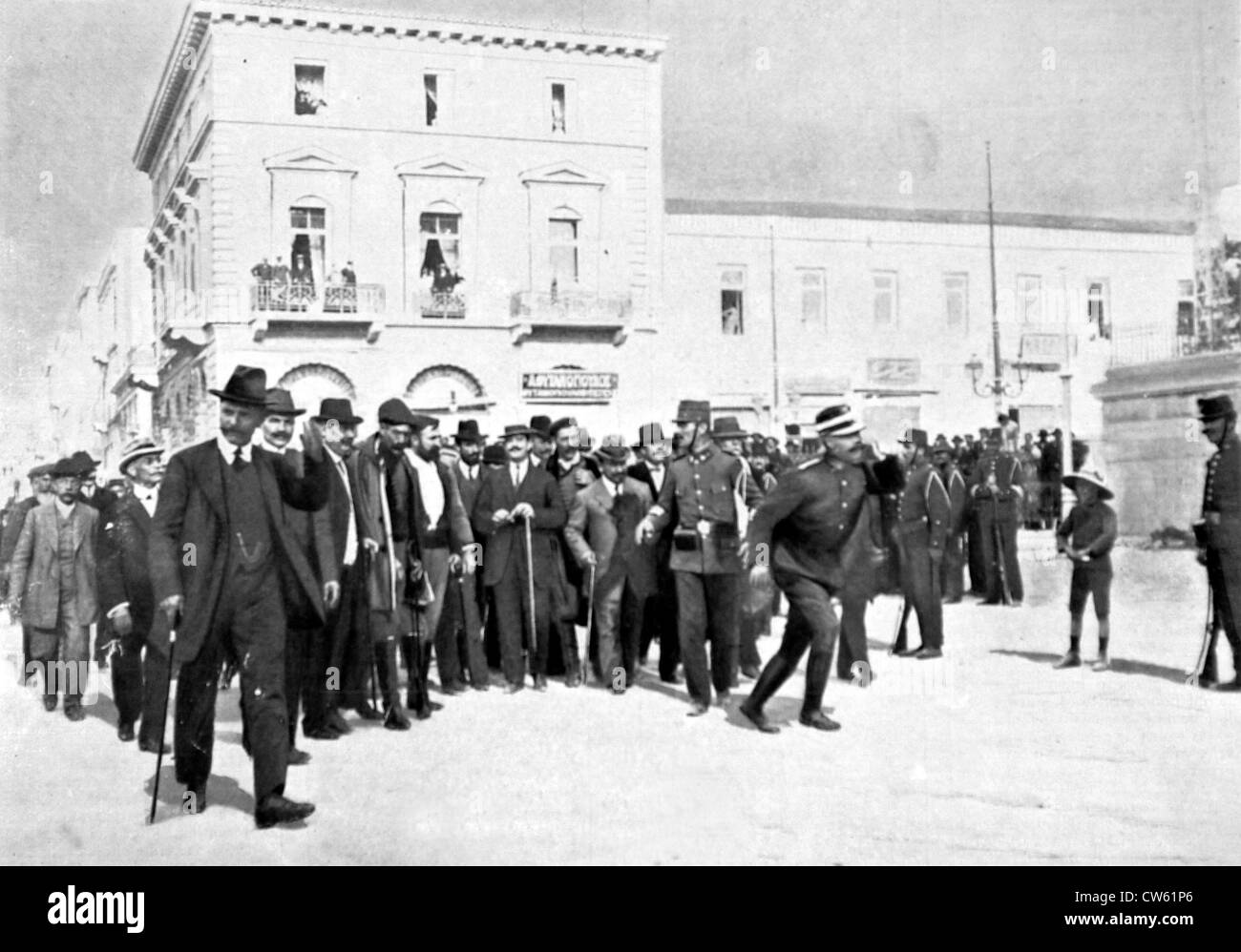 Deputati cretese di andare per la prima volta alla camera greca, il giorno in cui il Parlamento europeo si apre ad Atene (10-14-1912) Foto Stock
