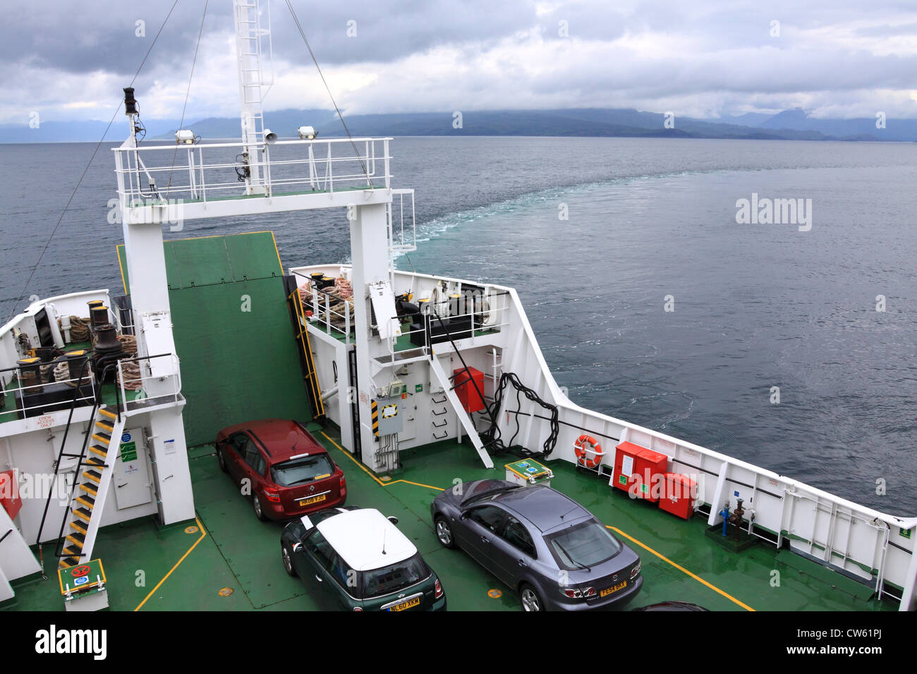 Il traghetto Calmac da Mallaig en route a Armadale sull'Isola di Skye, a ovest della Scozia Foto Stock