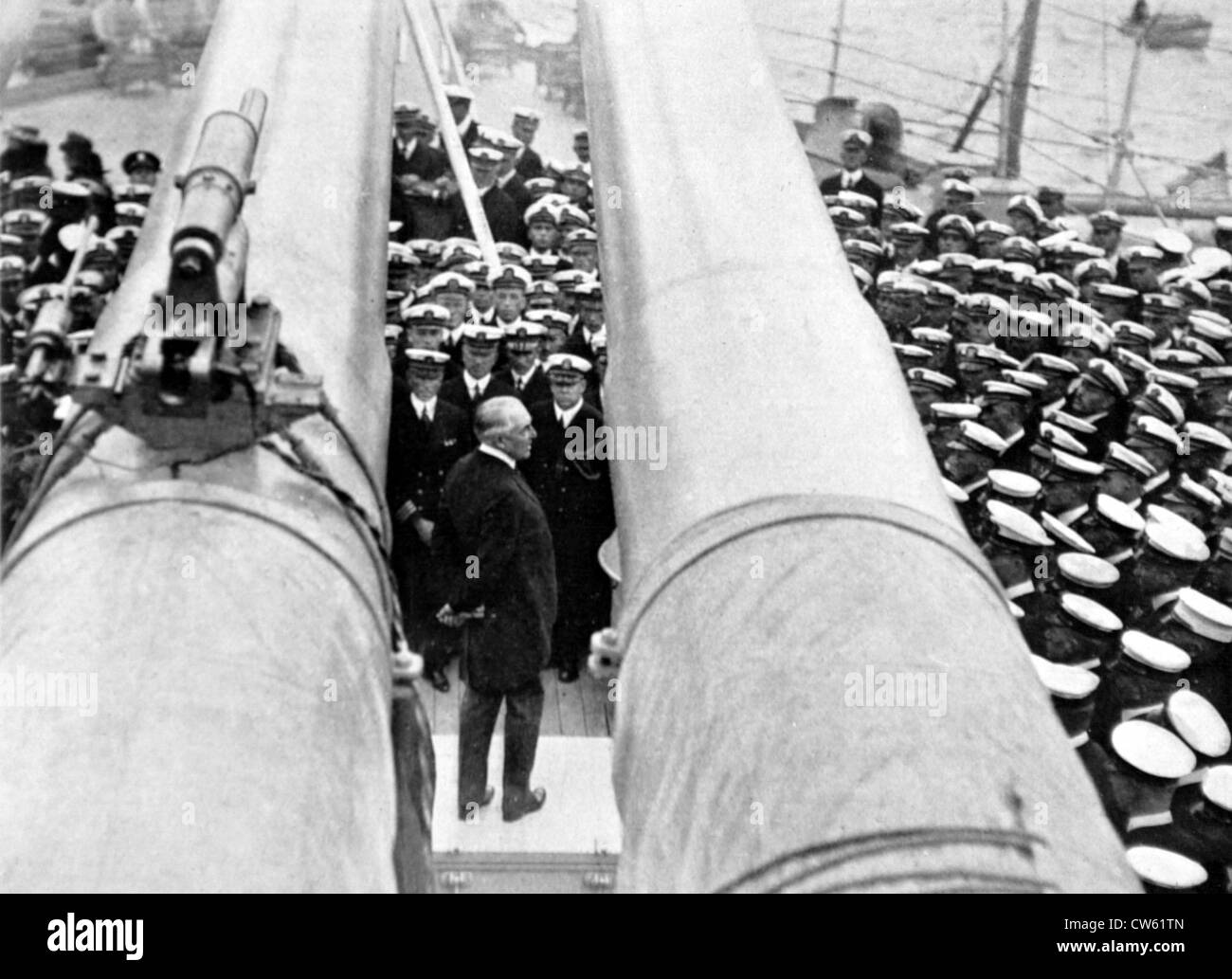 Harangue del Presidente Harding, a bordo del 'Pennsylvania', nella parte anteriore di un imponente personale (28 aprile 1921) Foto Stock