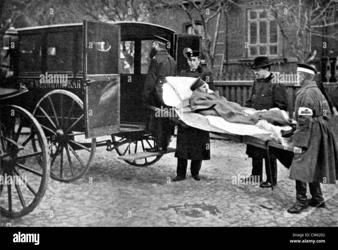 Trasporto di un soldato ferito dalla mosca stazione ferroviaria verso l'ospedale militare (1905) Foto Stock