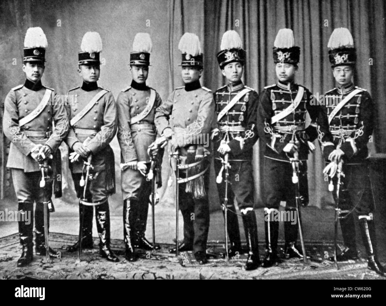 Sette cinesi ufficiali iscritti nell'esercito tedesco (1905) Foto Stock