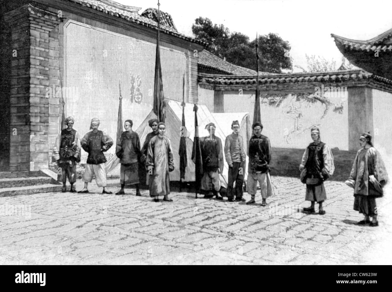 Boxer Rebellion. Le guardie cinesi di fronte alla residenza francese in Yunnan-Sen (1900) Foto Stock
