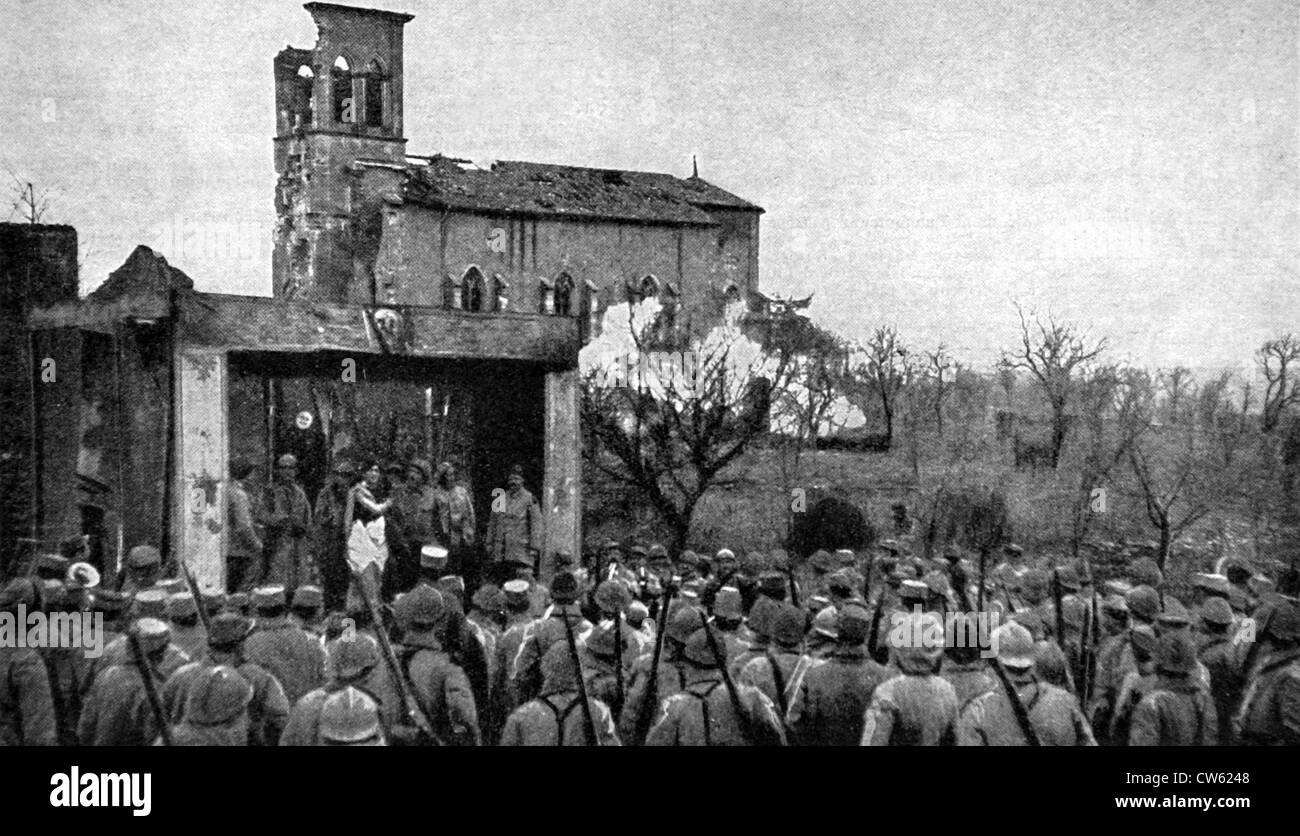 Prima guerra mondiale i soldati che frequentano un open-air theatre play, in 'Le pays de France', 4-20-1916 Foto Stock