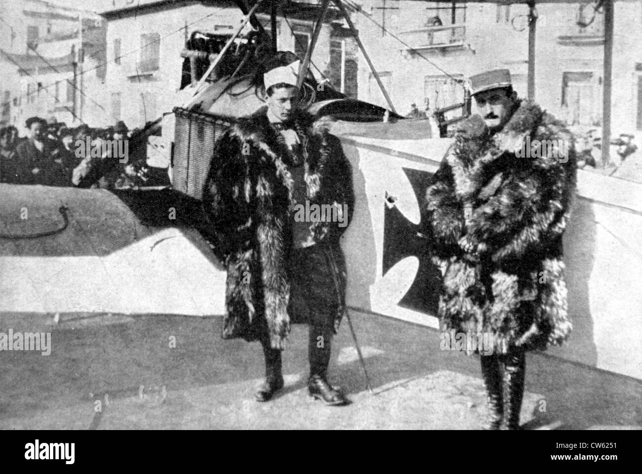 Guerra mondiale I. Tenente Mintagu-Yaga e sergente Fétu in piedi dalla Aviatik, a Salonicco, in 'Le pays de France', 3-23-1916 Foto Stock