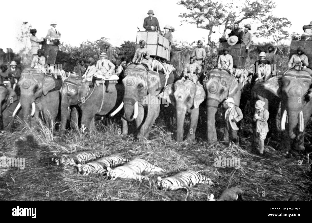 Il re Giorgio V d'Inghilterra del sacco dopo una mattina di caccia nella giungla Nepalese (1912) Foto Stock