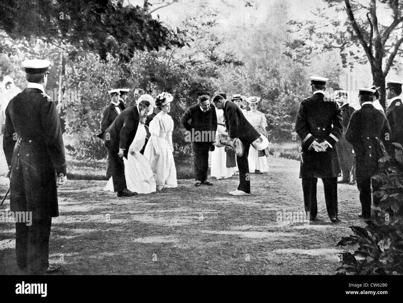 A Kiel Naval Academy tennis, imperatore Guglielmo II invita un giovane francese signora, la sig.ra Mabilleau, a giocare con lui (1907) Foto Stock