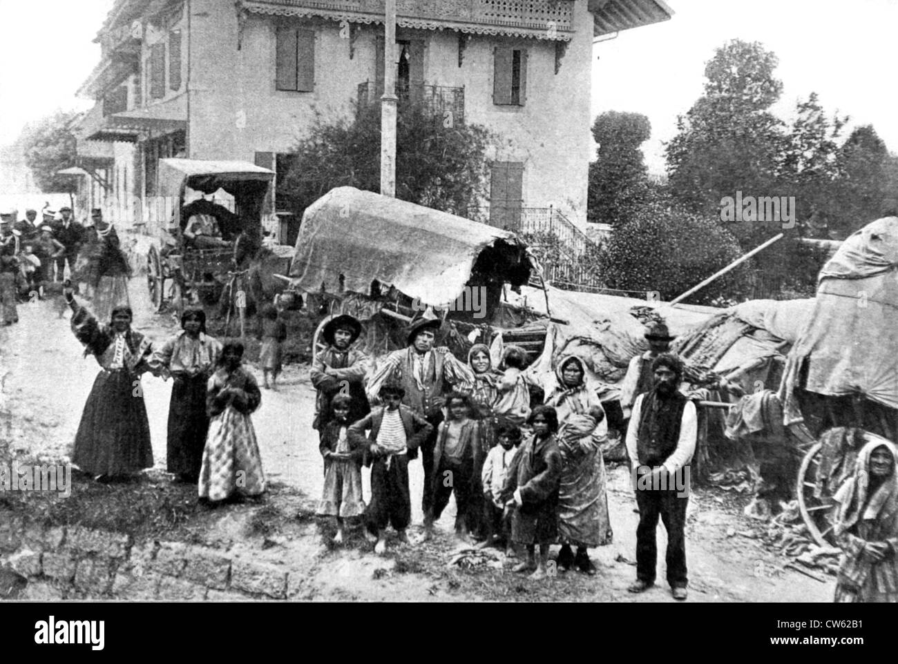 Caravan di bohemienne circondata da Swiss e gendarmi francesi a Moelesula, presso il confine svizzero, nei pressi di Ginevra (1907) Foto Stock